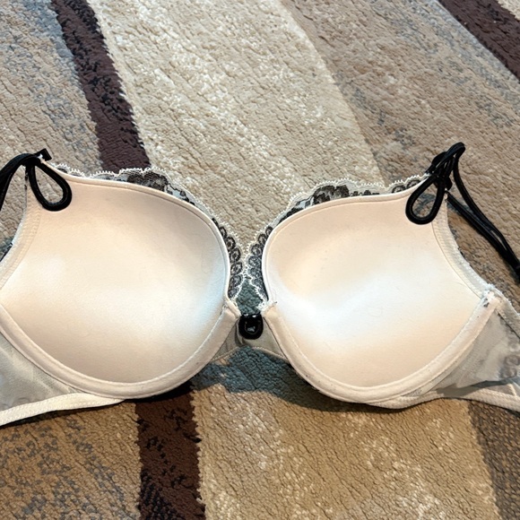Victoria's Secret Black and White Lace Bra - Picture 4 of 5